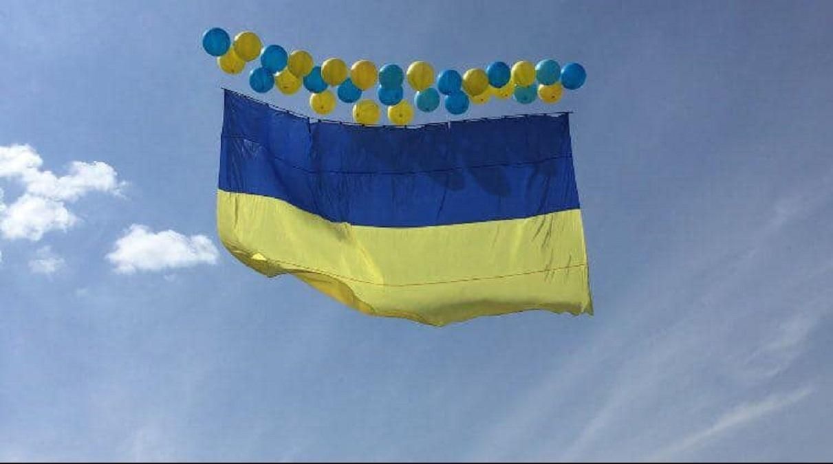 У небо над окупованими територіями запустили кількаметровий прапор України: вражаюче відео