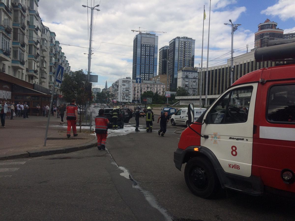 Две машины загорелись в центре Киева 22.07.2020: детали