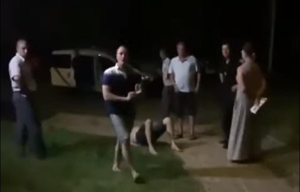 Неадекват устроил дебош на базе отдыха под Харьковом и угрожал задушить ребенка: видео Неадекват устроил дебош на базе отдыха под Харьковом и угрожал задушить ребенка: видео