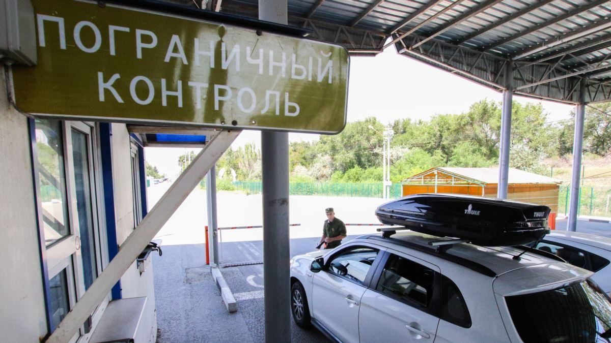 Крымчан с украинским паспортом оккупанты штрафуют на границе