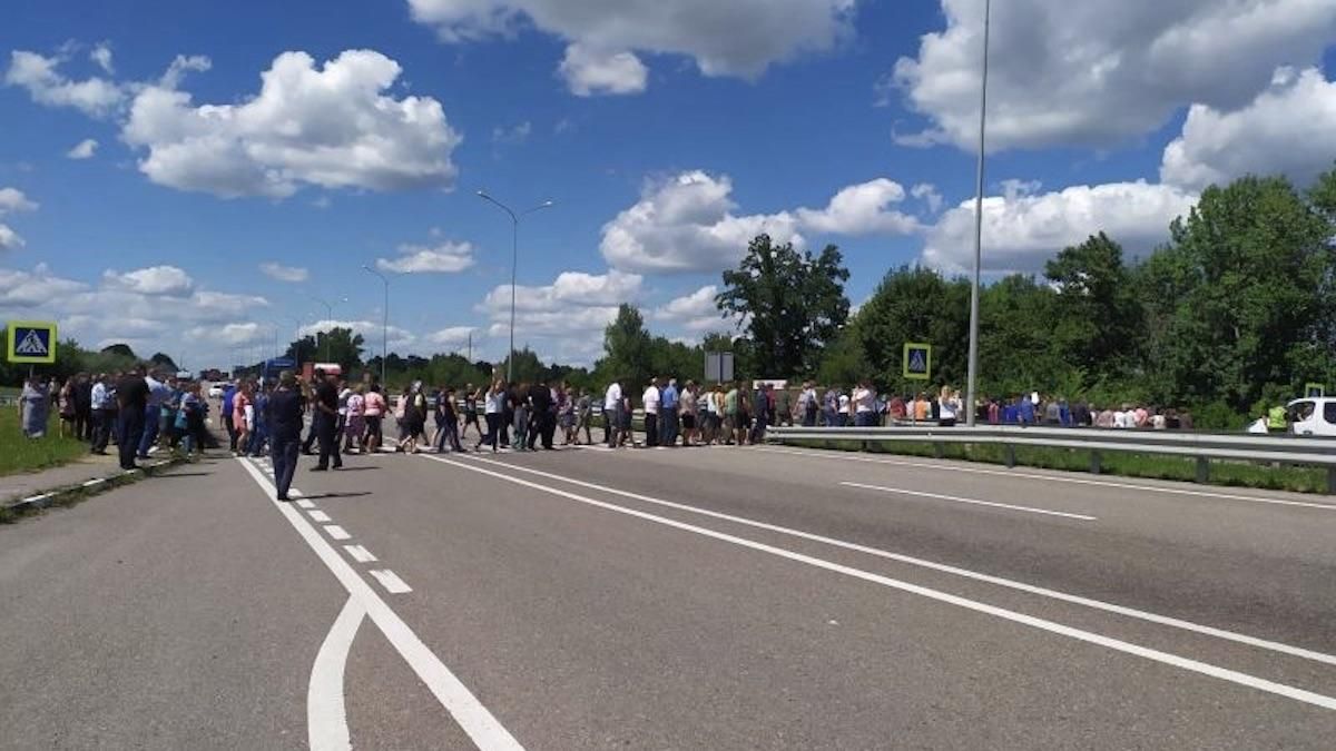 На Полтавщине перекрыли международную трассу Киев - Харьков: фото, видео