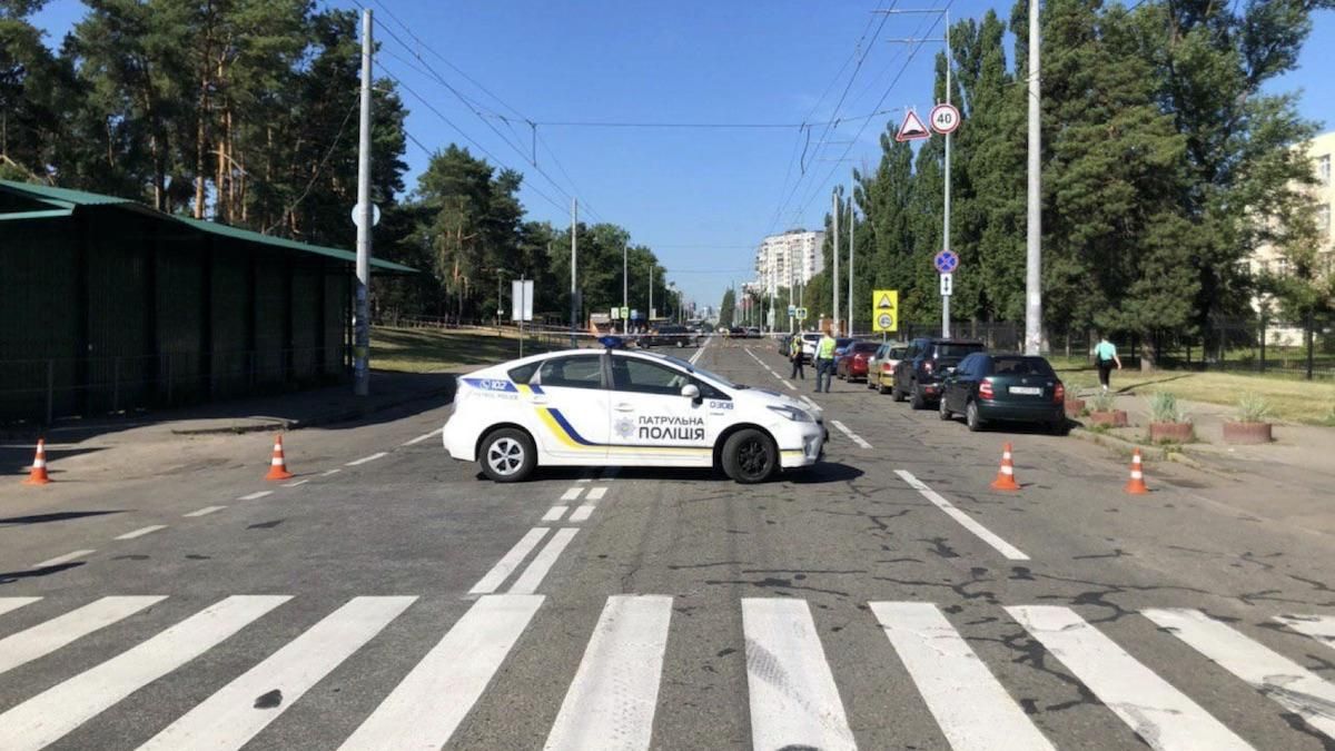 У підозрілому пакеті на зупинці громадського транспорту у Києві знайшли яйця і молоко, – ЗМІ У підозрілому пакеті на зупинці громадського транспорту у Києві знайшли яйця і молоко, – ЗМІ