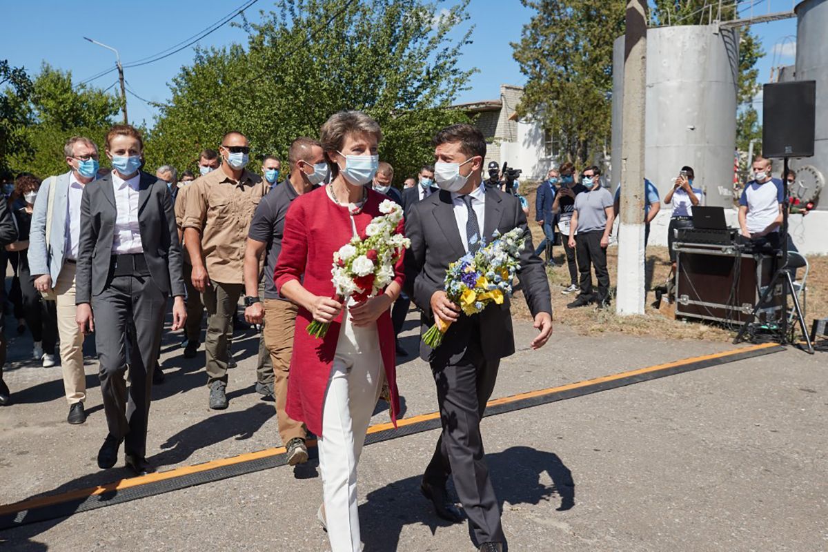 Володимир Зеленський та президентка Швейцарії зустріли гумдопомогу на Донбасі