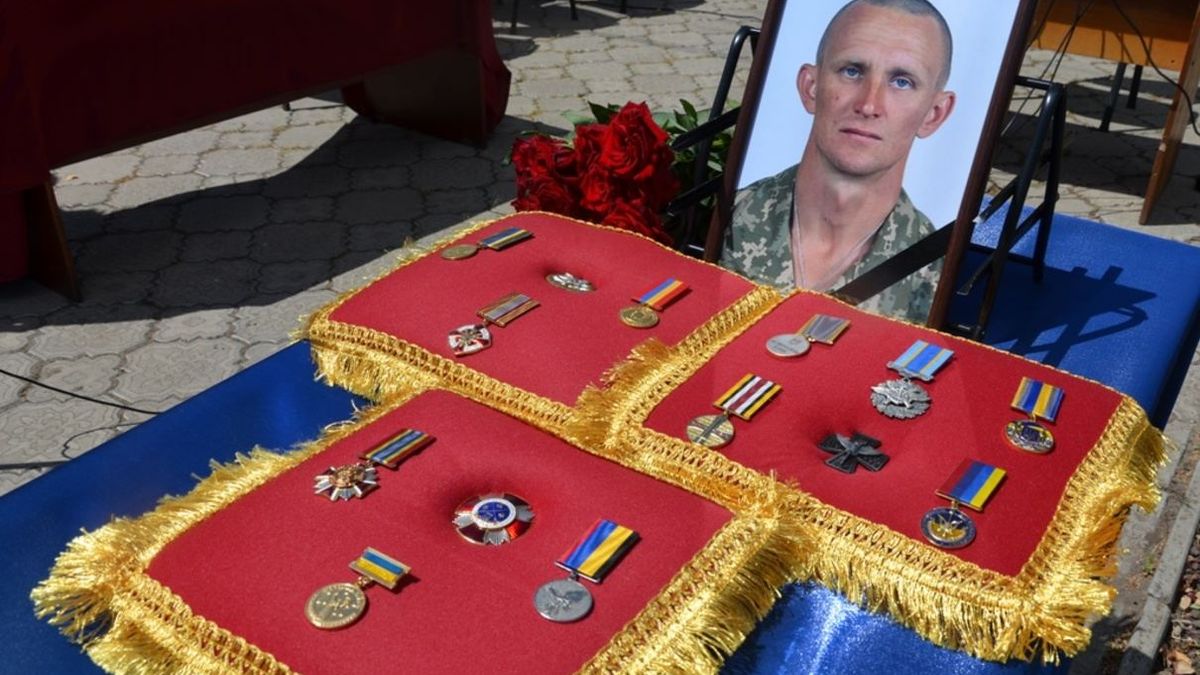 Прощання з героєм-розвідником: на Дніпропетровщині поховали Ярослава Журавля – фото 