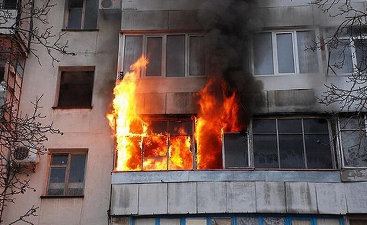 У Києві горить квартира: є загибла – моторошне відео