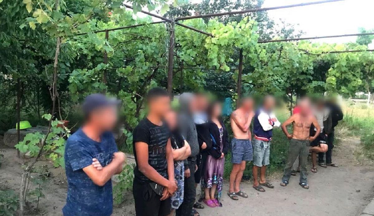 Трудовое рабство на Херсонщине: полиция освободила 13 человек - фото Трудовое рабство на Херсонщине: полиция освободила 13 человек - фото