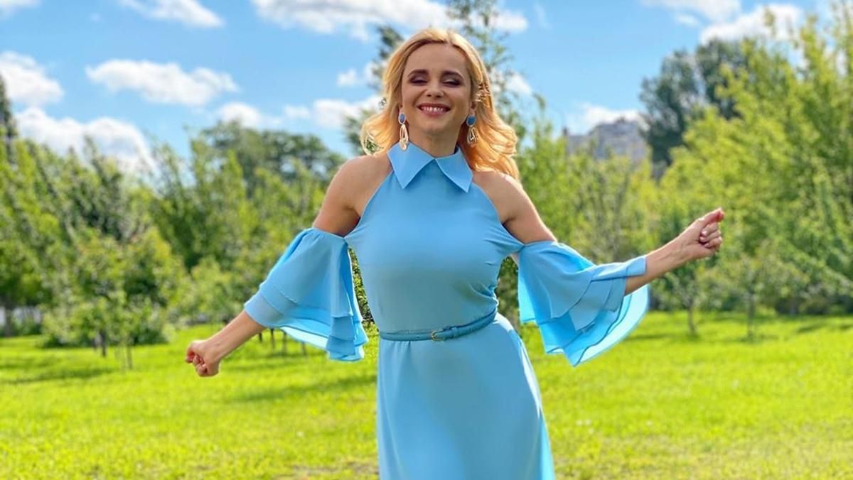 У білій сукні: Лілія Ребрик підкорила бездоганним літнім образом – фото