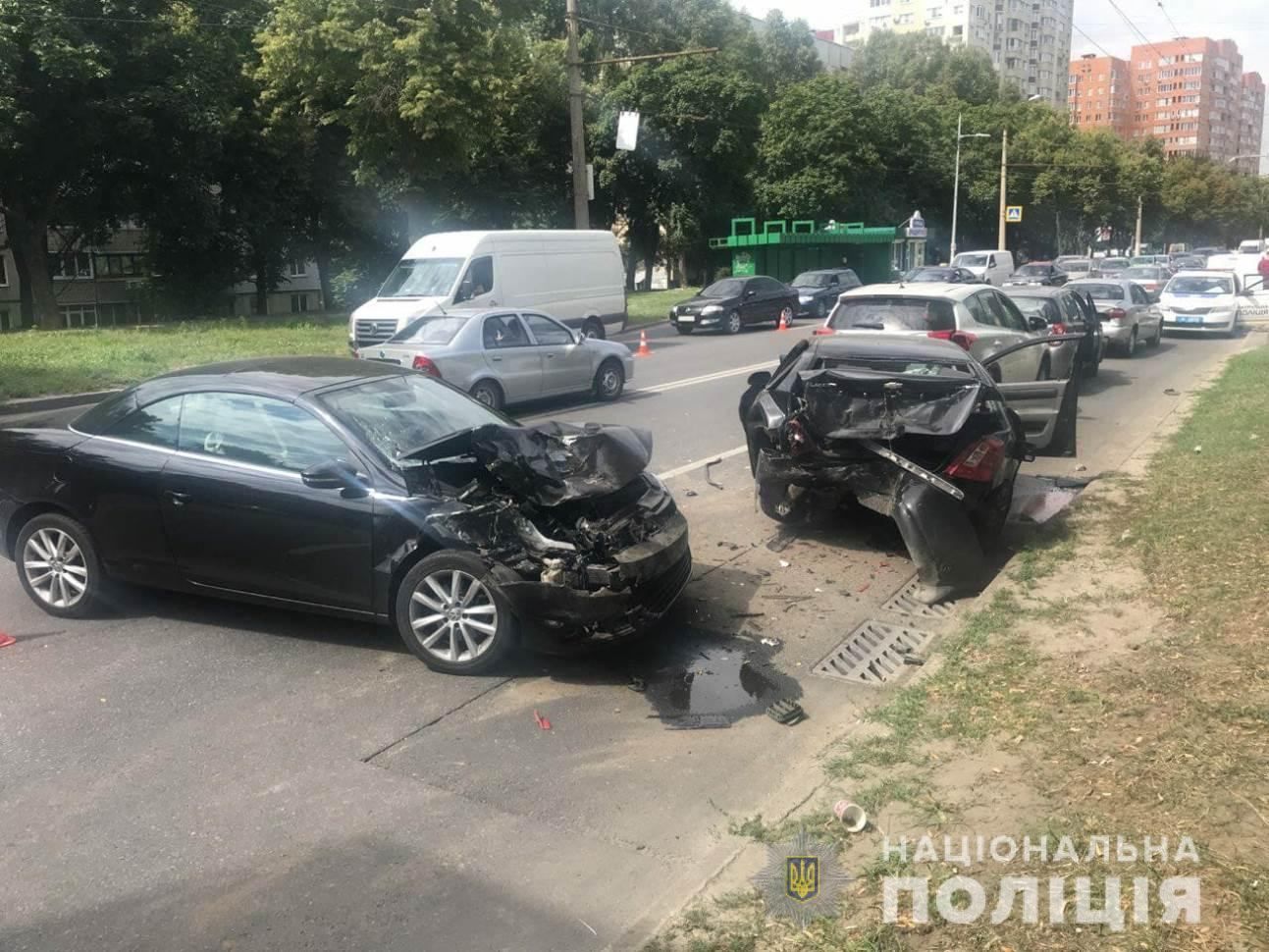 В Харькове столкнулись 5 машин: есть пострадавшие - фото - 24 канал