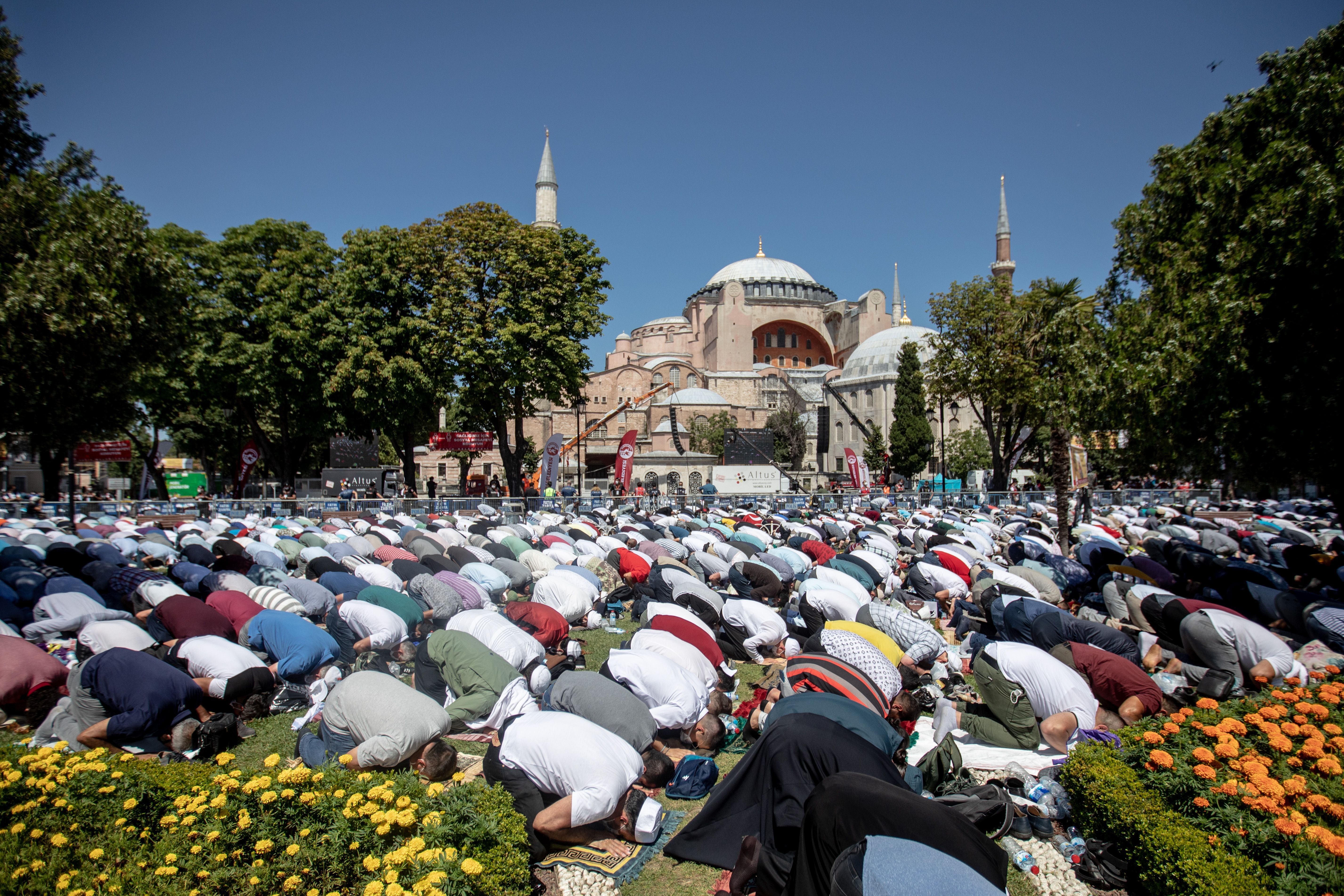 В греческих церквях объявили траур из-за первого намаза в Святой Софии В греческих церквях объявили траур из-за первого намаза в Святой Софии