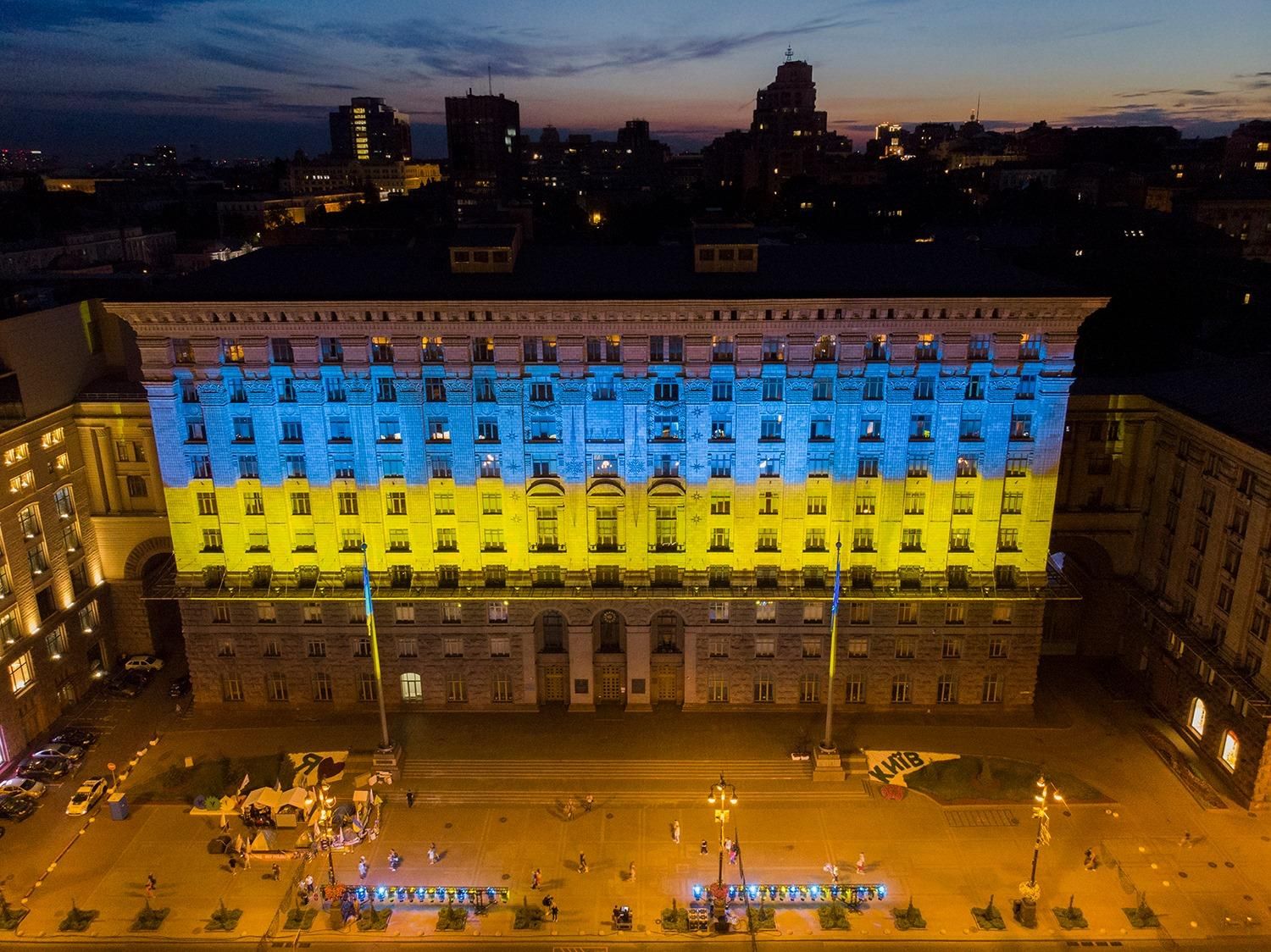 Будівлю КМДА підсвітили у кольори прапору України – фото