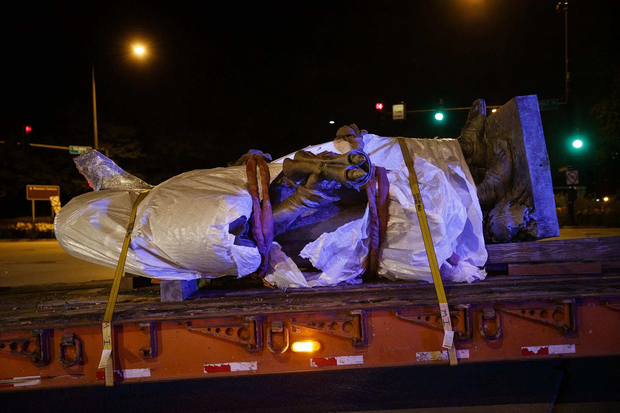 Колумб – жестокий завоеватель, а не герой, – считают протестующие в США Колумб – жестокий завоеватель, а не герой, – считают протестующие в США