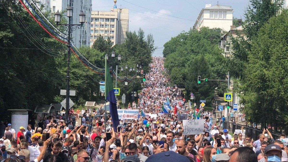 В Хабаровске люди устроили самый массовый митинг и требуют отставки Путина В Хабаровске люди устроили самый массовый митинг и требуют отставки Путина