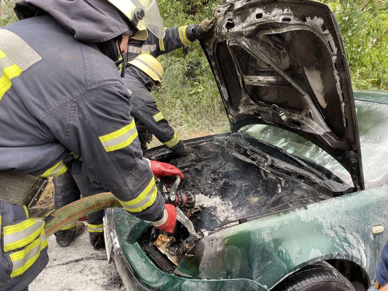 У Києві під час руху загорівся автомобіль: його гасили 10 рятувальників