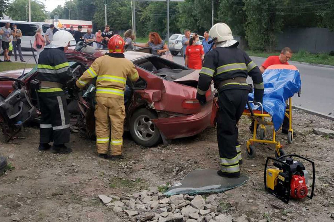 Ужасное ДТП на Хмельнитчине: легковушка столкнулась со "скорой" – много пострадавших