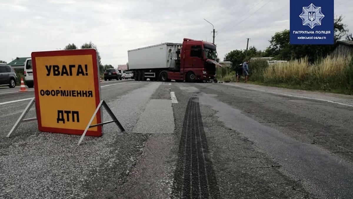 ДТП під Києвом біля села Семиполки 25.07.2020, є жертва: фото, відео