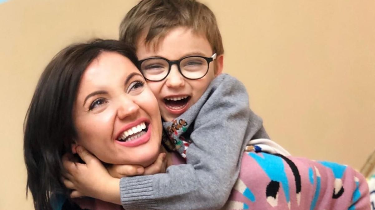 У джинсових мінішортах: Оля Цибульська підкорила кумедними кадрами з сином