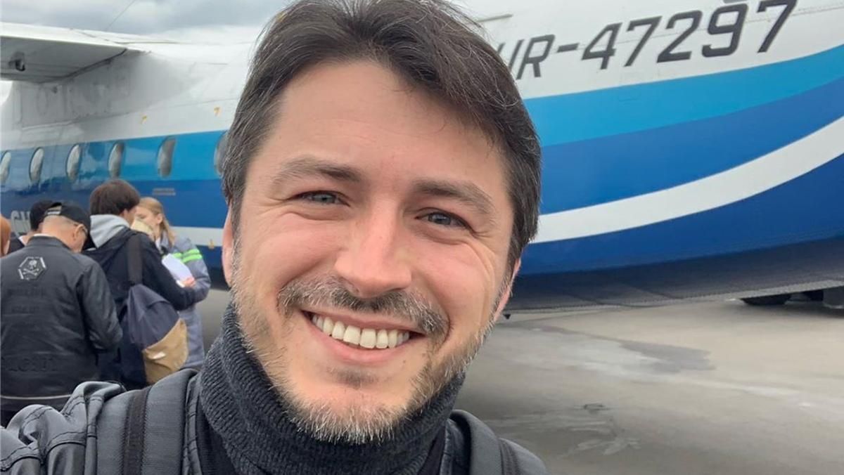 Людей купа: Сергій Притула в захисній масці поділився враженнями від перельоту – фото