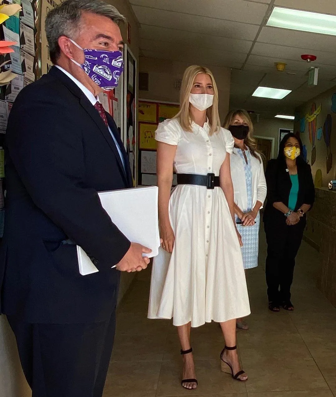 Іванка Трамп у білій сукні зі шкіряним поясом Іванка Трамп у білій сукні зі шкіряним поясом