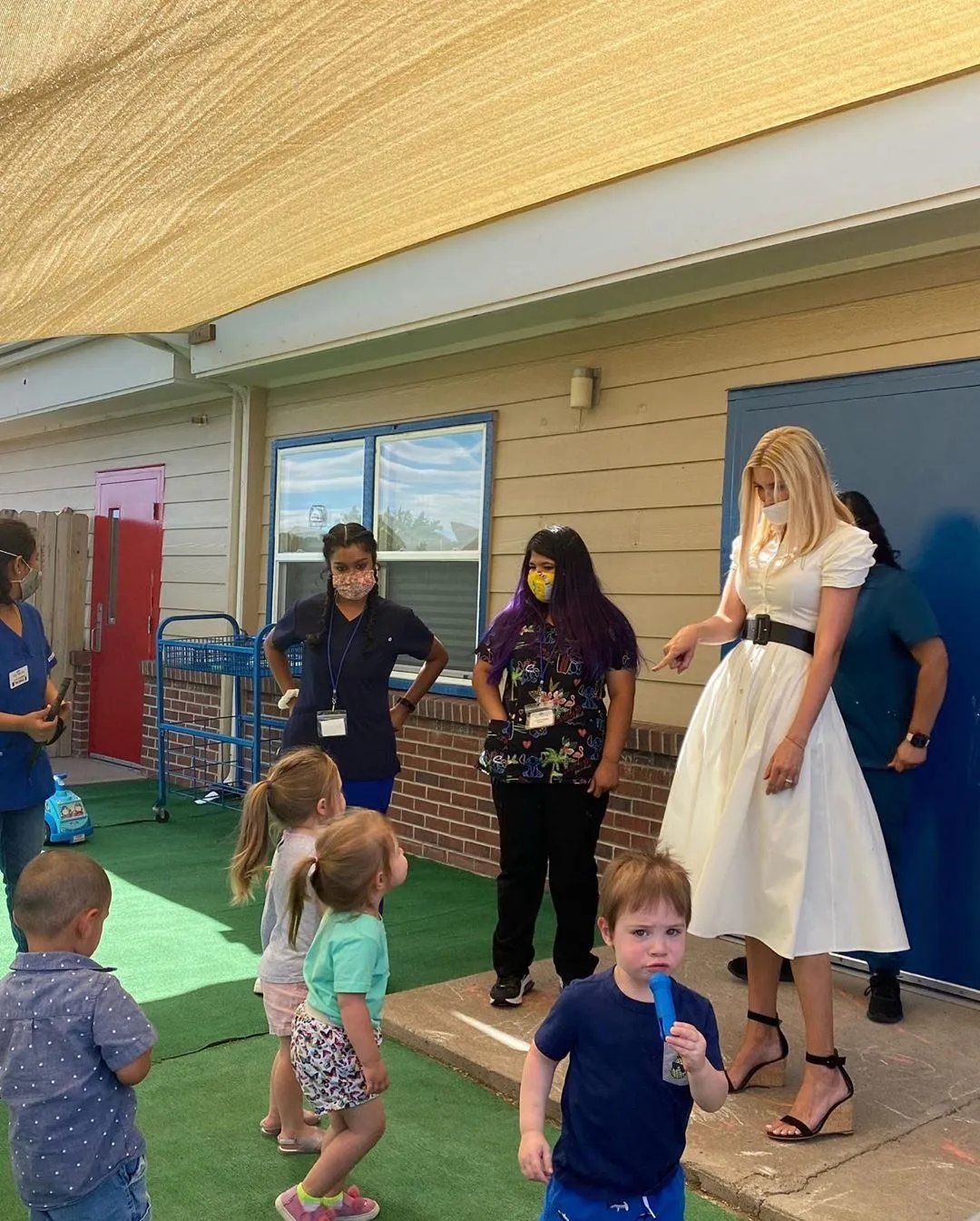 Іванка Трамп у білій сукні зі шкіряним поясом Іванка Трамп у білій сукні зі шкіряним поясом