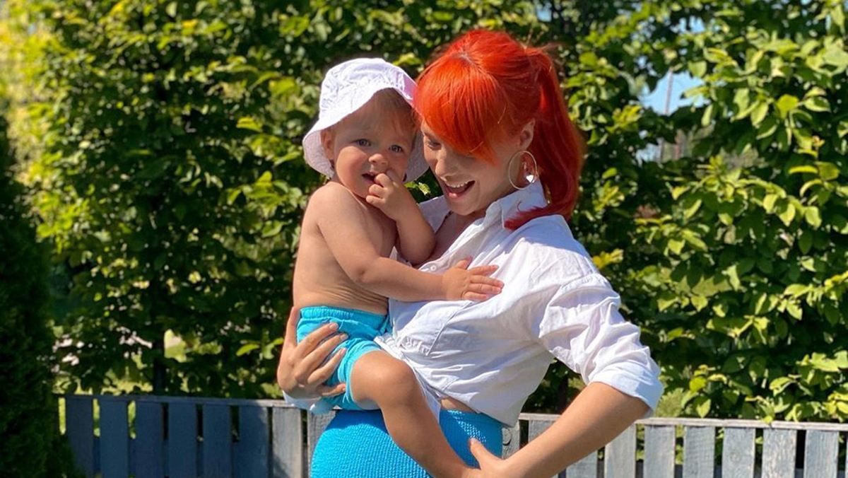 Вагітна Світлана Тарабарова показала, як промокла під дощем з сином і чоловіком – милі фото