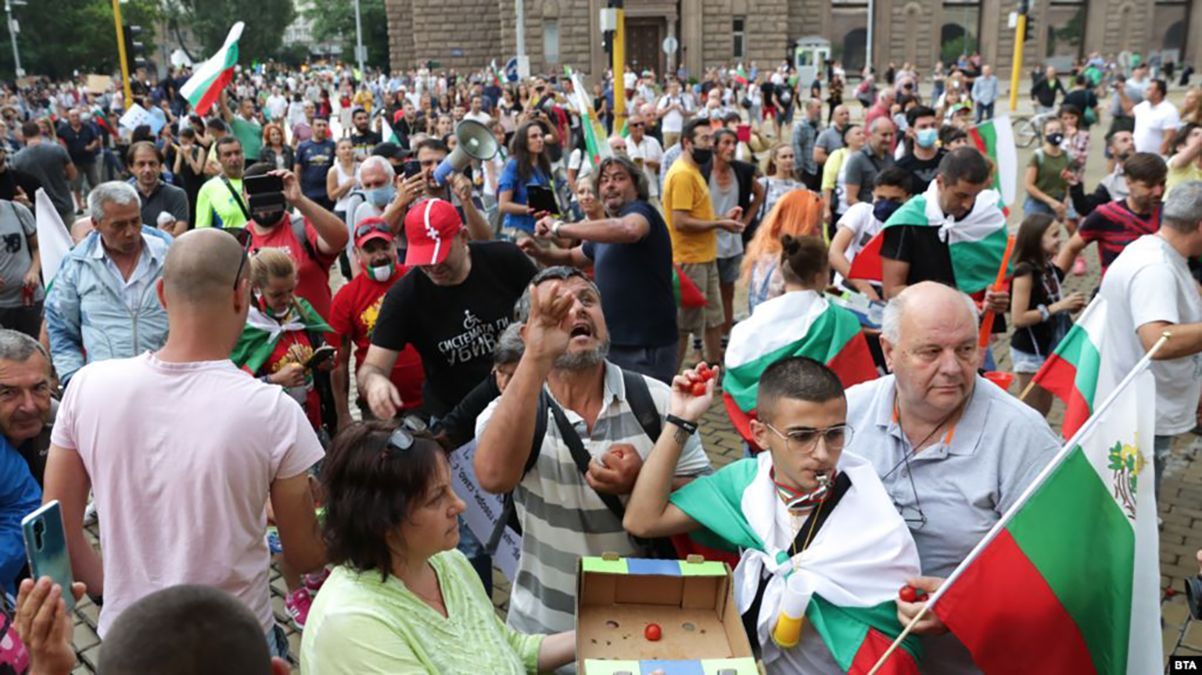 Протесты в Болгарии: здание правительства забросали туалетной бумагой – фото, видео Протесты в Болгарии: здание правительства забросали туалетной бумагой – фото, видео