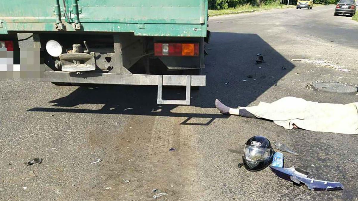 На Харьковщине в результате столкновения с грузовиком погиб молодой мотоциклист: детали, фото На Харьковщине в результате столкновения с грузовиком погиб молодой мотоциклист: детали, фото