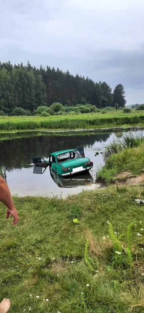 На Житомирщині автівка злетіла з дороги у річку: водій загину