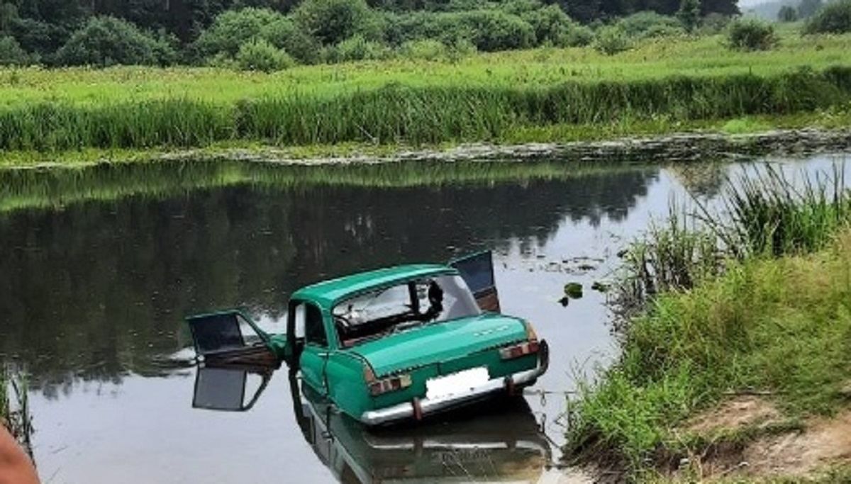На Житомирщине авто слетело в реку: водитель погиб - фото