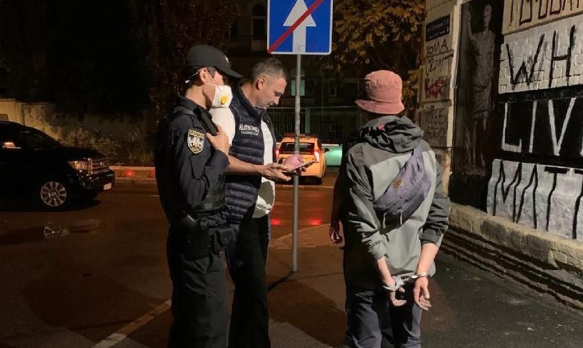 Кличко піймав хлопців, які малювали графіті на Стрілецькій: відео Кличко піймав хлопців, які малювали графіті на Стрілецькій: відео