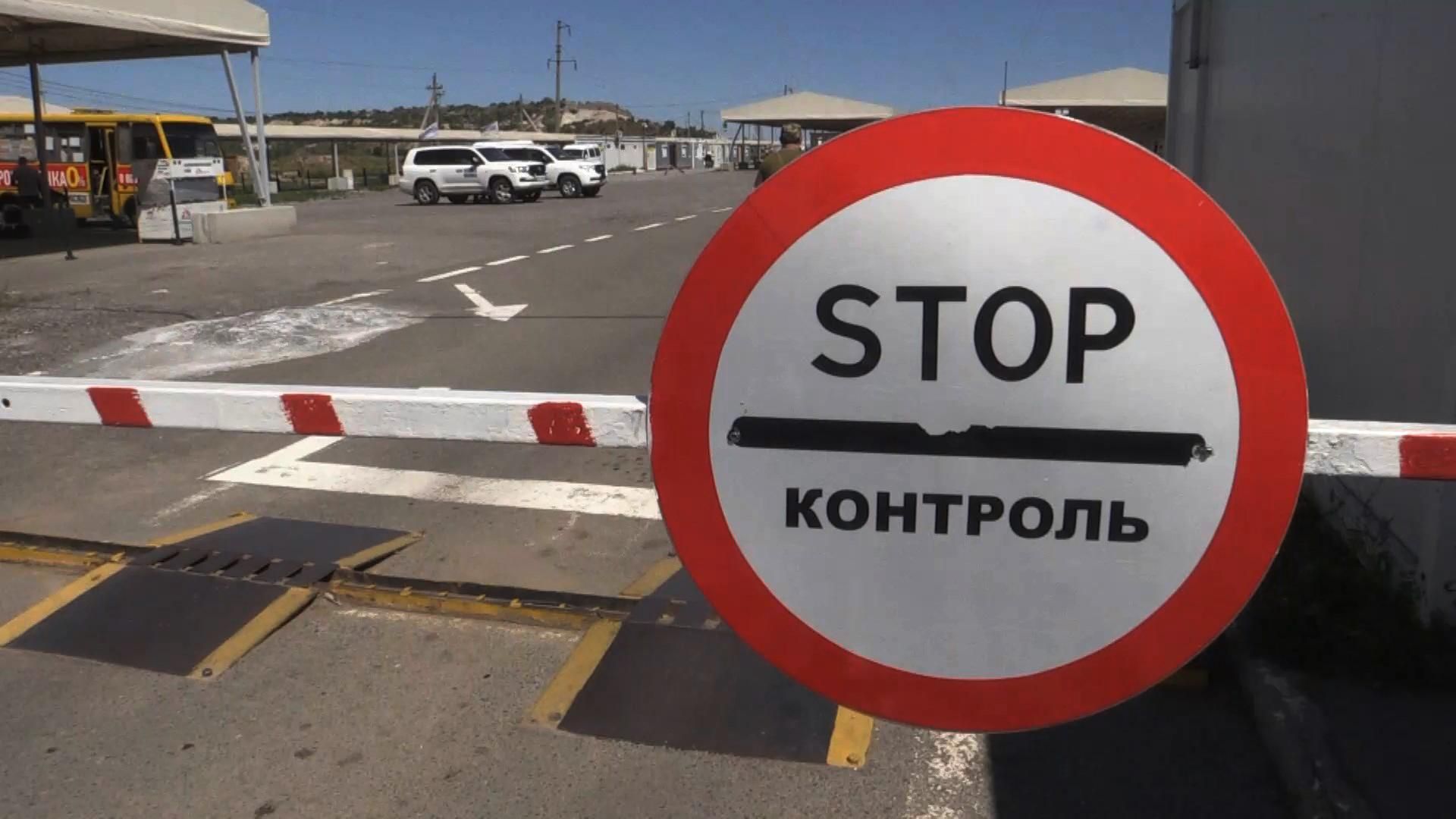 Живут на остановке: оккупанты не пускают мать с детьми домой – шокирующие фото, видео Живут на остановке: оккупанты не пускают мать с детьми домой – шокирующие фото, видео