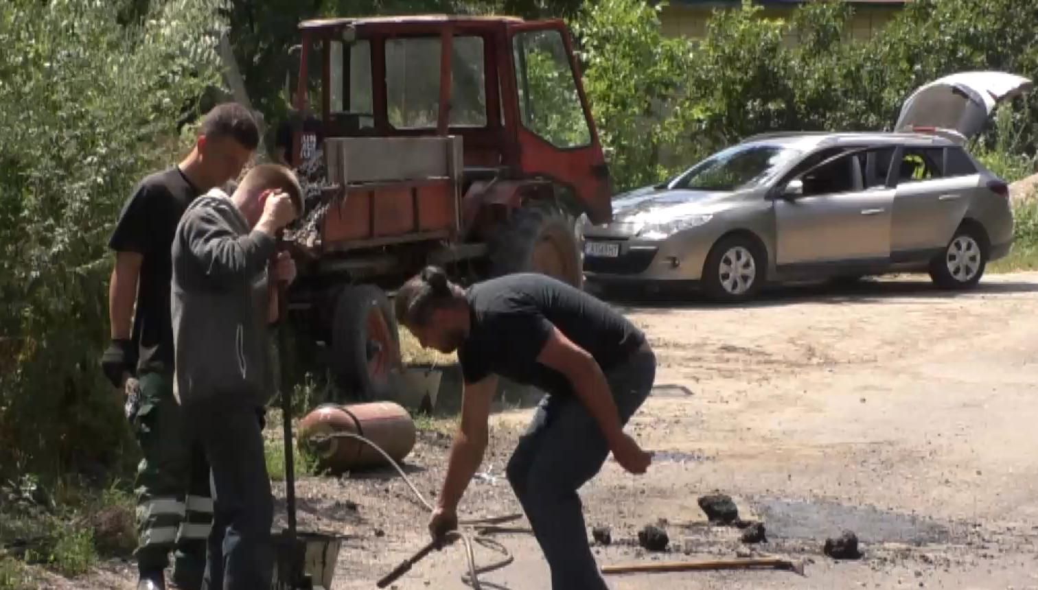 Залишилися ями після Укравтодору: селяни самотужки ремонтують дорогу на Черкащині – відео Залишилися ями після Укравтодору: селяни самотужки ремонтують дорогу на Черкащині – відео