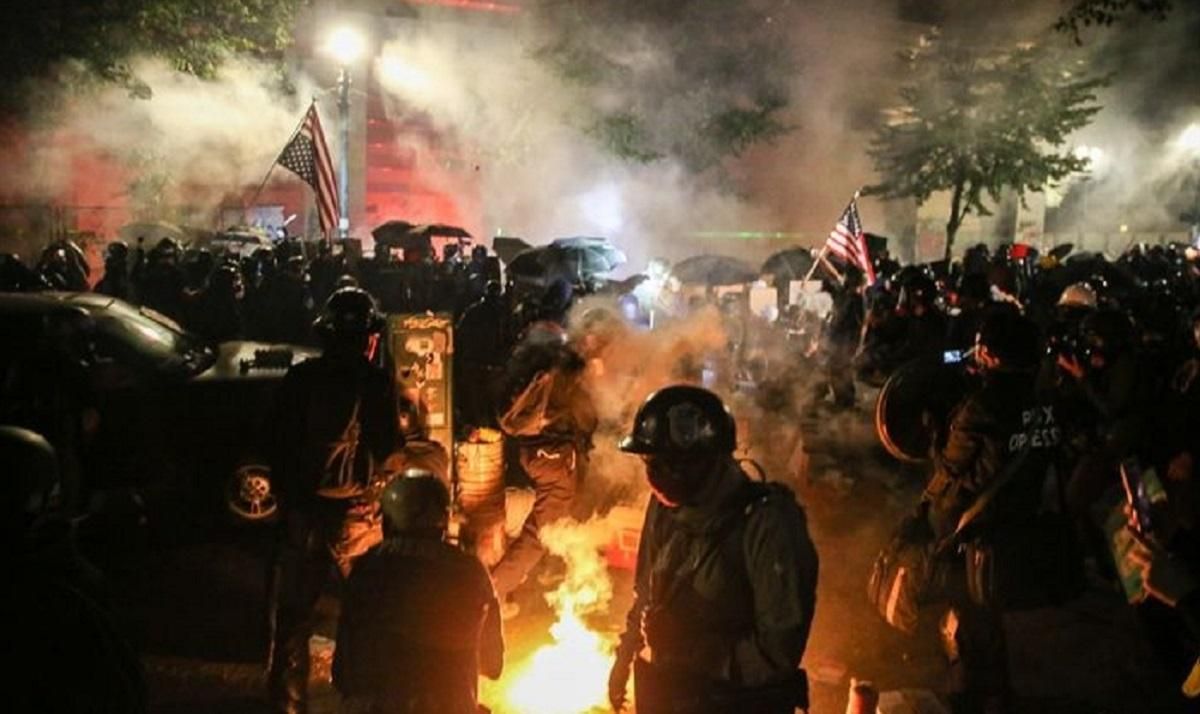 В Портленде протесты: полиция применила слезоточивый газ В Портленде протесты: полиция применила слезоточивый газ