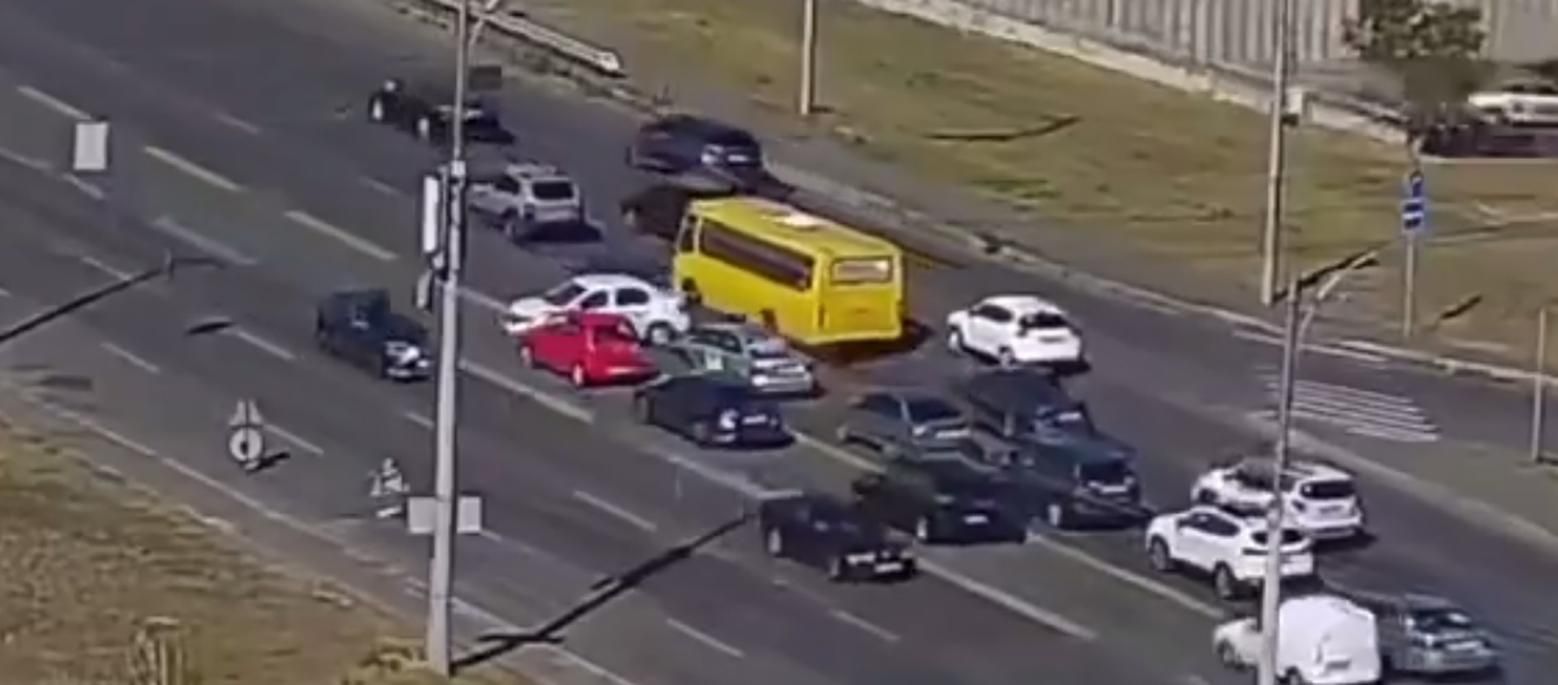 У Києві водій розвернувся через 4 смуги 26 липня 2020: відео