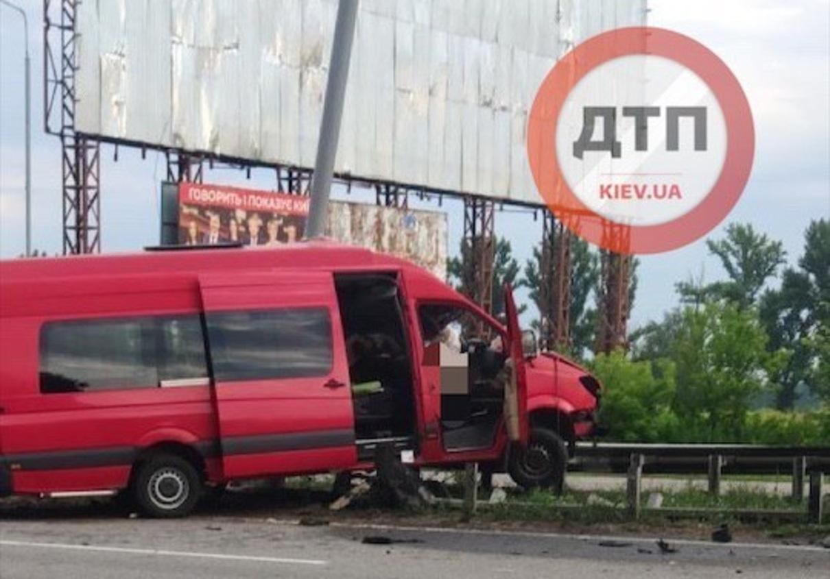 ДТП возле Борисполя 27 июля 2020: бус налетел на отбойник, есть жертва