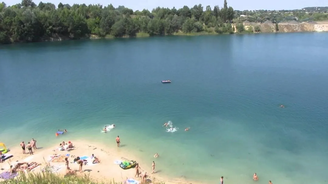 Базальтове озеро приваблює багатьох туристів Базальтове озеро приваблює багатьох туристів