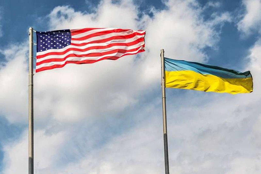 Сша на украинском. Флаг Соединенных Штатов Украины. США Украина. Флаг Украины и США. Флагшток Украины и Америки.