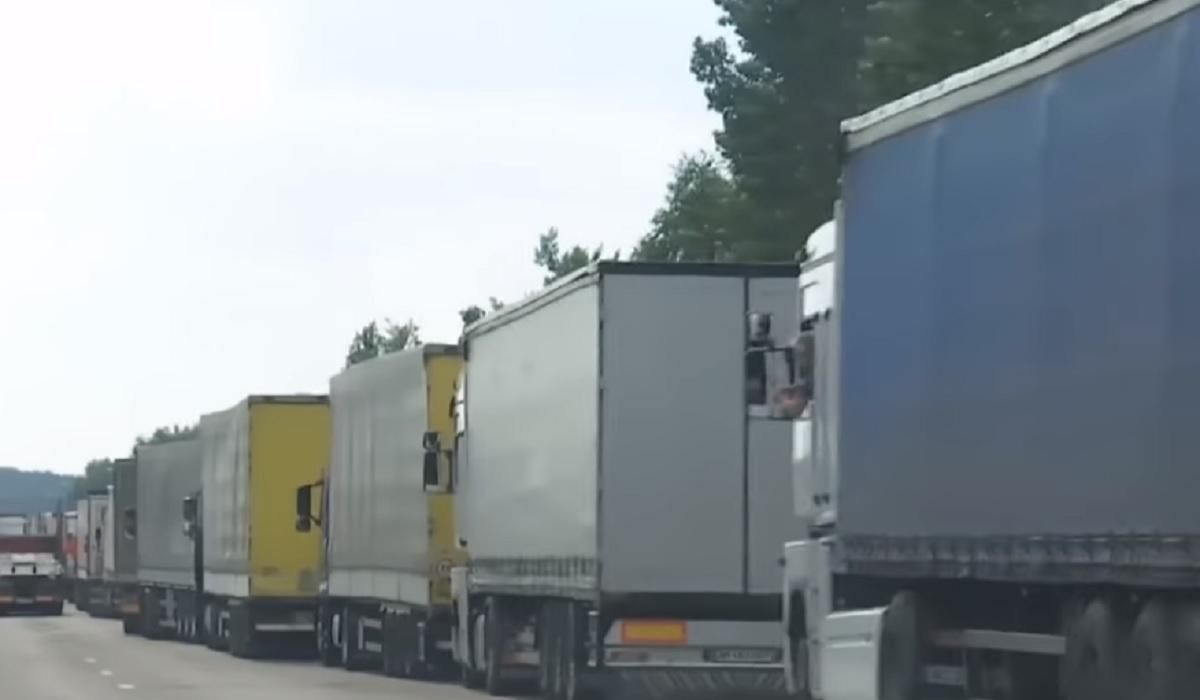 В Яготине образовались огромные очереди на границе - видео В Яготине образовались огромные очереди на границе - видео