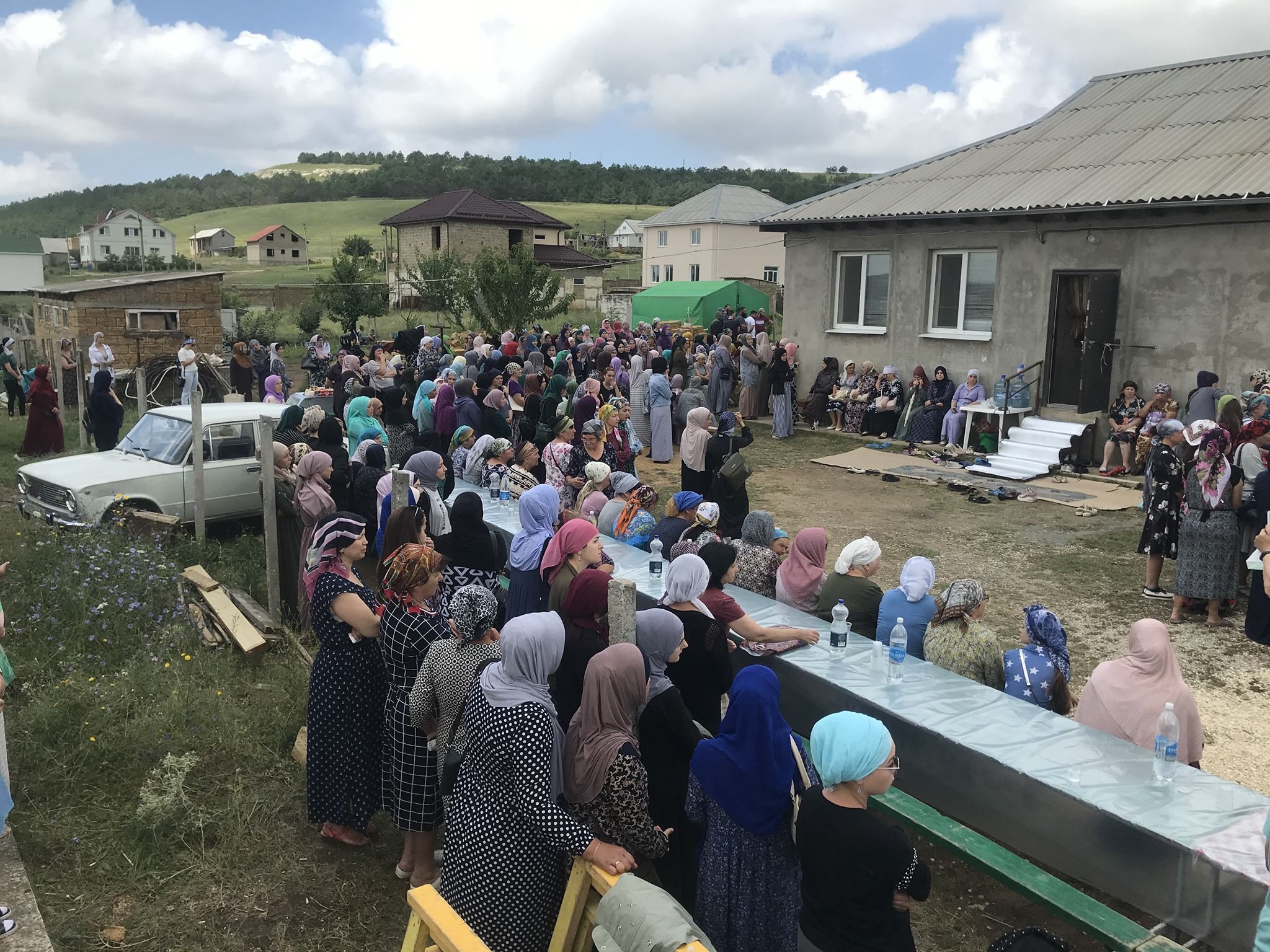 Сотни людей в Крыму пришли проститься с трехлетним Мусой Сулеймановым: фото Сотни людей в Крыму пришли проститься с трехлетним Мусой Сулеймановым: фото