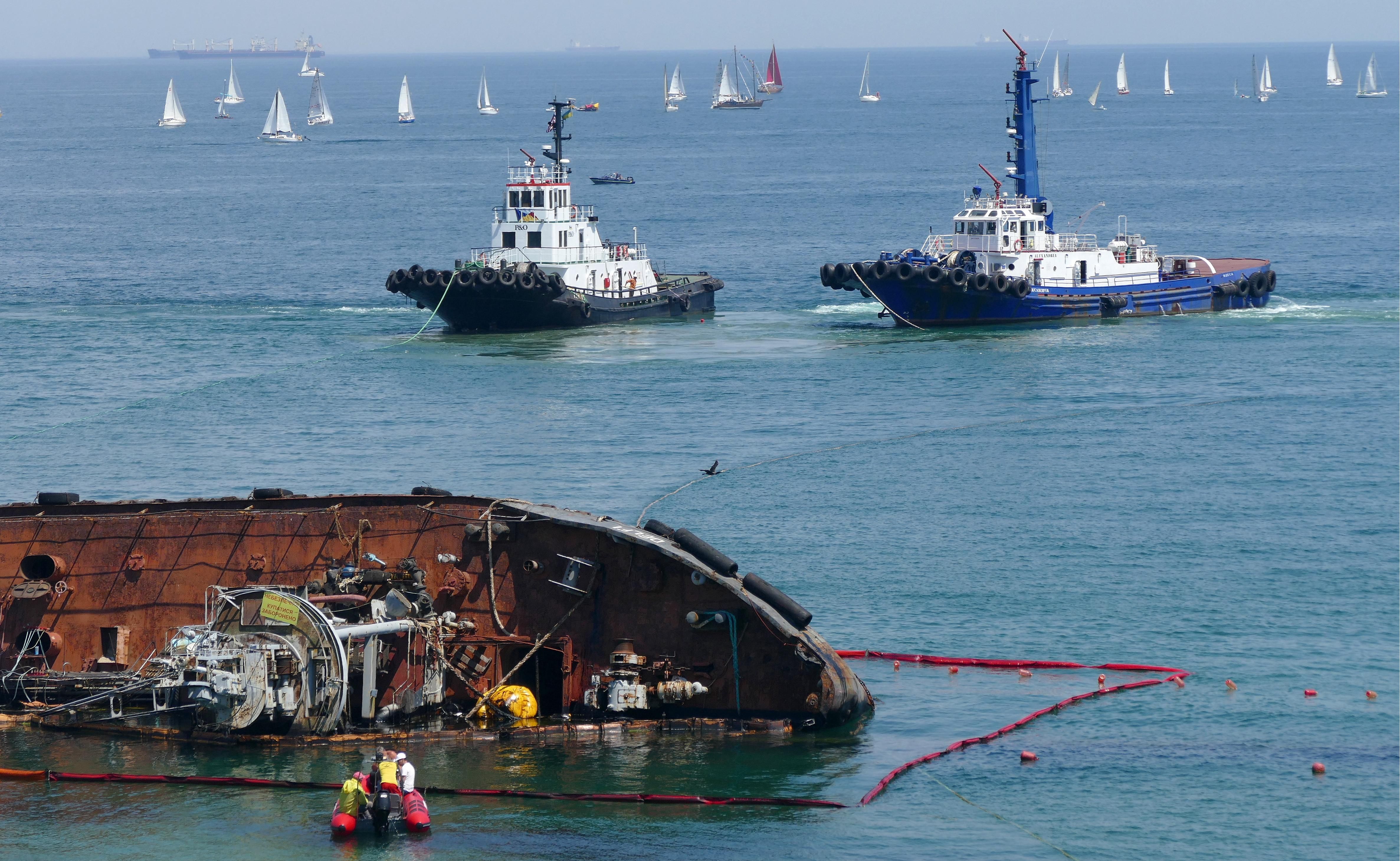 В Одесі розглядають варіант, щоб порізати танкер Delfi прямо у морі В Одесі розглядають варіант, щоб порізати танкер Delfi прямо у морі