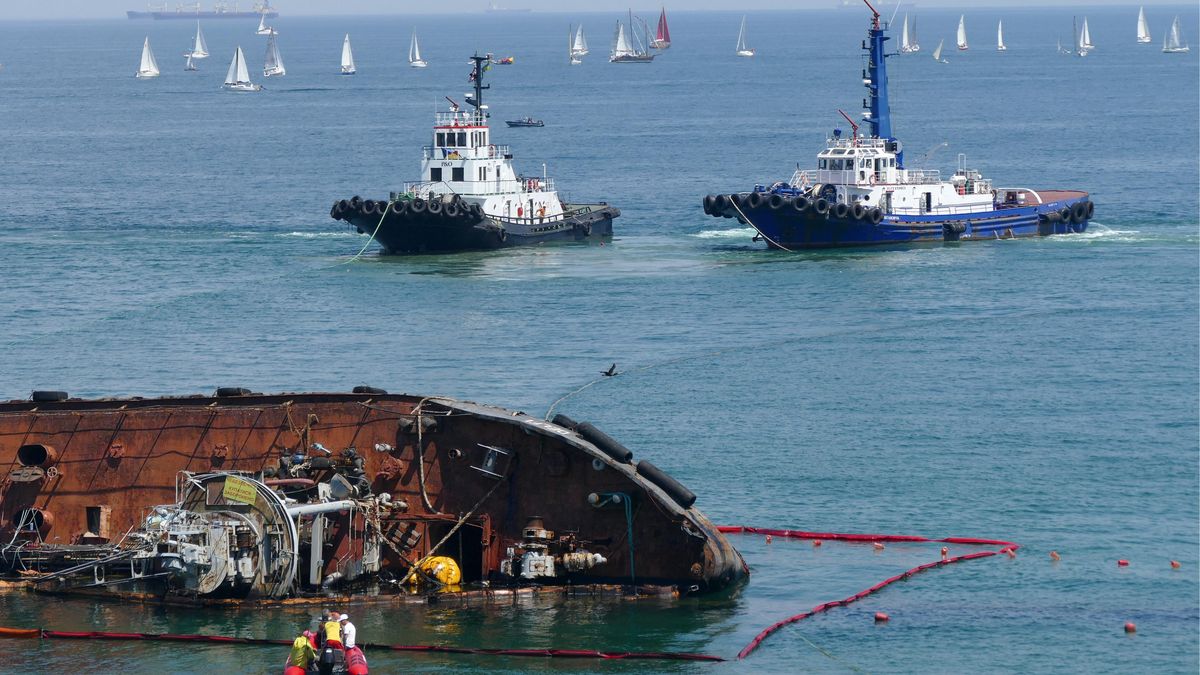 В Одесі розглядають варіант, щоб порізати танкер Delfi прямо у морі