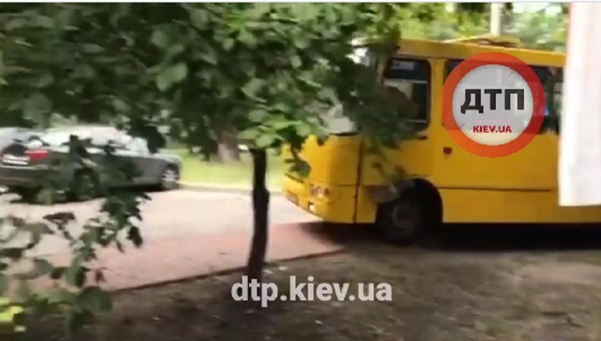 В Киеве молодые люди украли маршрутку и устроили гонки: видео