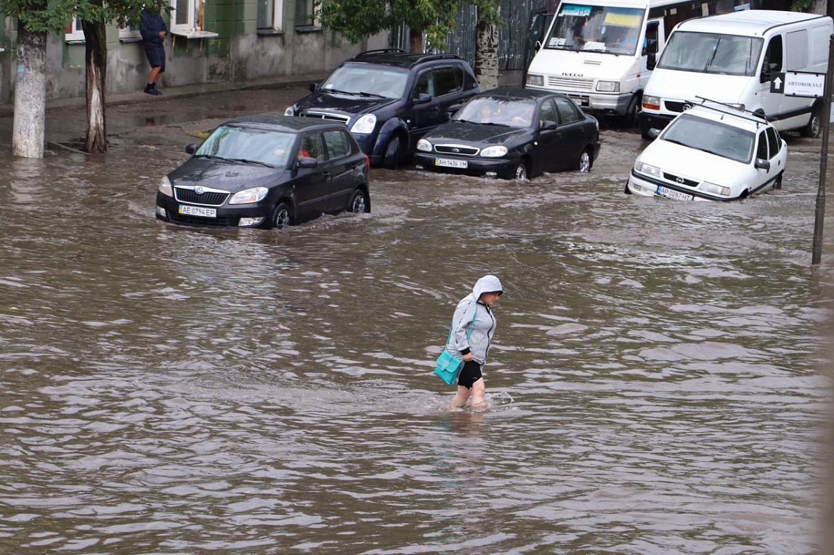 Злива в Бердянську 27 липня 2020, затоплені вулиці: відео