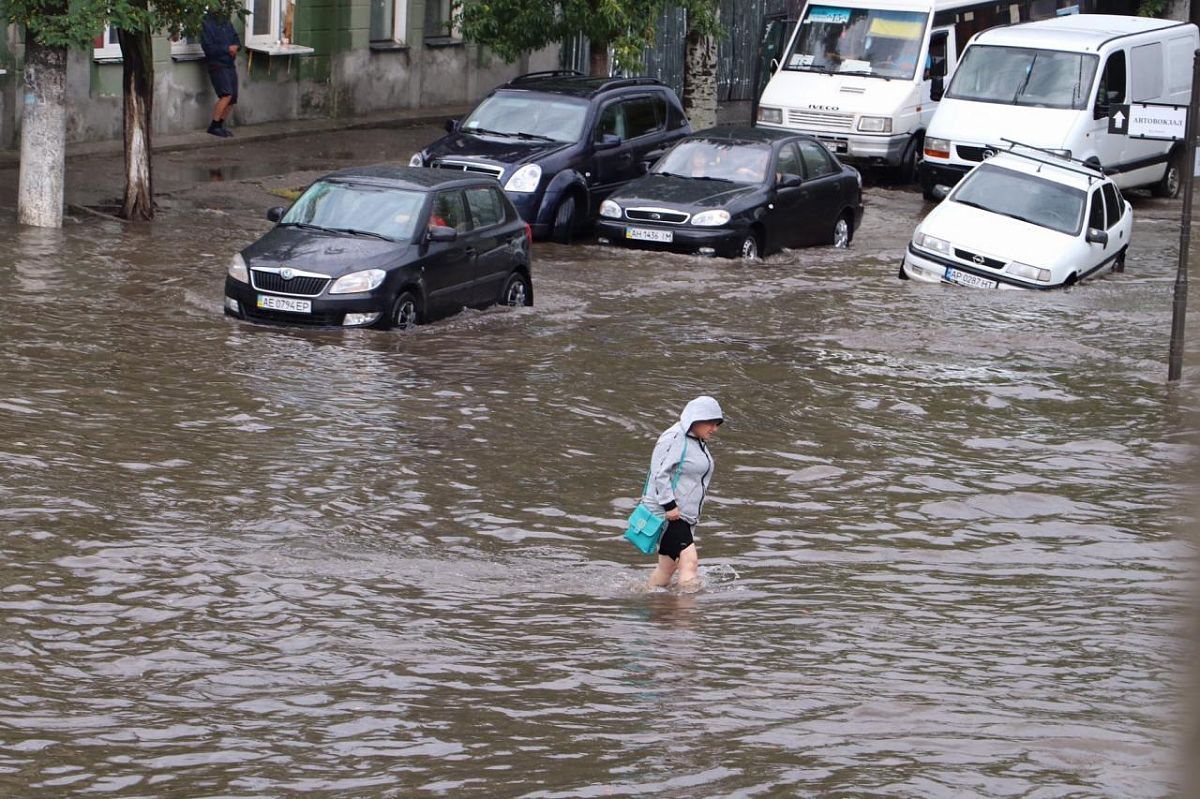 Ливень в Бердянске 27 июля 2020, затоплены улицы: видео