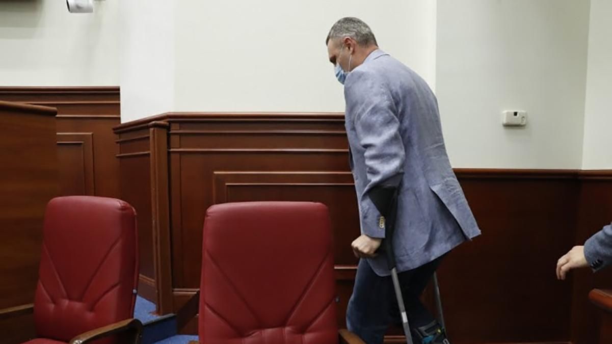 "Появилась новая опция - "накостылять": Кличко пришел в Киевсовет на костылях – фото, видео "Появилась новая опция - "накостылять": Кличко пришел в Киевсовет на костылях – фото, видео