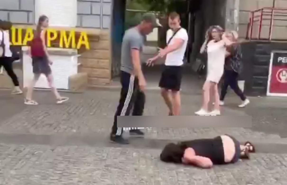 В Днепре мужчина ударил женщину ногой по голове: тому, кто его сдаст, пообещали вознаграждение В Днепре мужчина ударил женщину ногой по голове: тому, кто его сдаст, пообещали вознаграждение