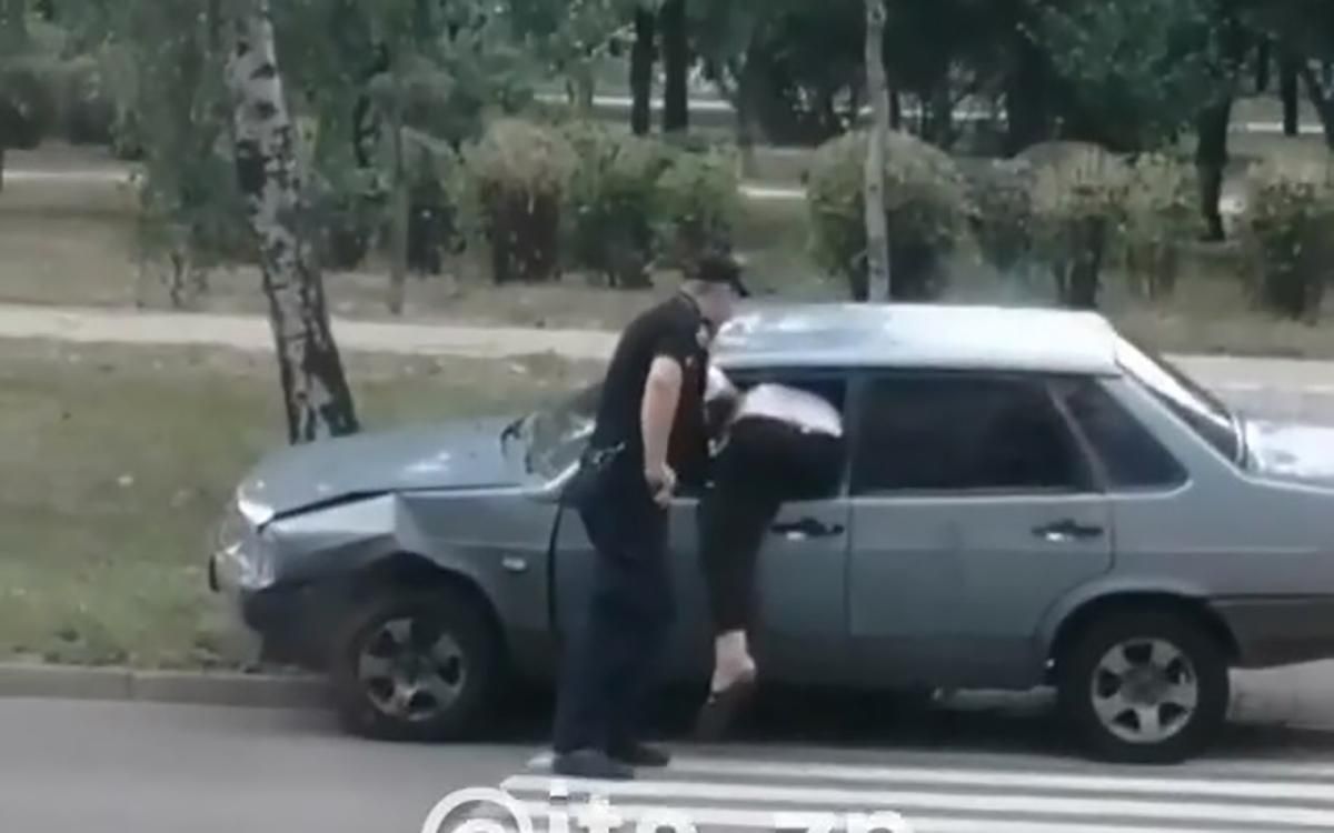 Водій застряг у вікні Водій застряг у вікні