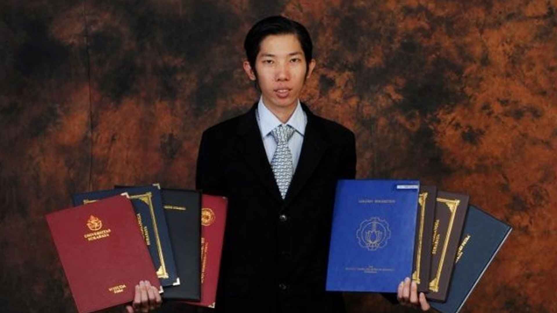 Індонезієць колекціонує свої дипломи: він вже має 32 документи про освіту