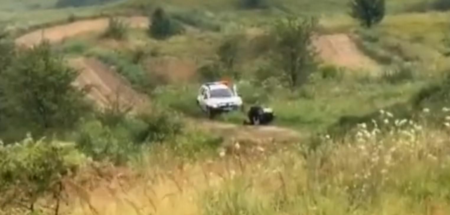 На Рівненщині поліцейські ганялися за мотоциклістом по бездоріжжю: курйозне відео На Рівненщині поліцейські ганялися за мотоциклістом по бездоріжжю: курйозне відео