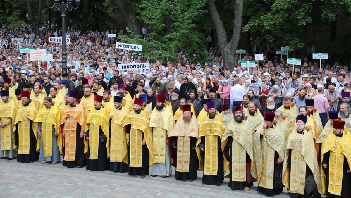 УПЦ МП пройшлася ходою до річниці Хрещення Русі: без масок і дотримання дистанції – відео