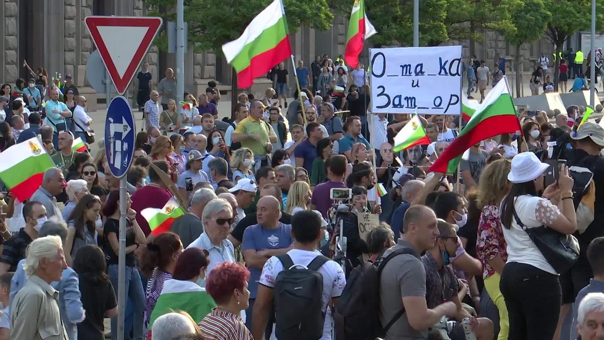 В Болгарии резиденцию премьера забросали фальшивыми деньгами: чем возмущены люди В Болгарии резиденцию премьера забросали фальшивыми деньгами: чем возмущены люди